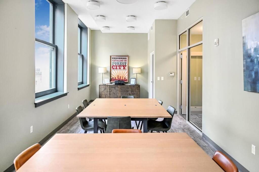 Heart Of Dt With Corner View And With Free Pool & Steam 307 Apartamento Cleveland Exterior foto