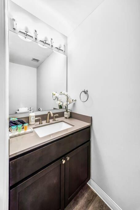 Heart Of Dt With Corner View And With Free Pool & Steam 307 Apartamento Cleveland Exterior foto