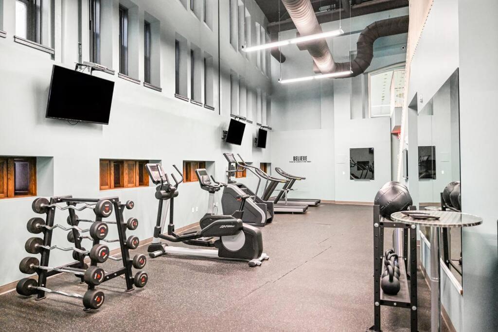 Heart Of Dt With Corner View And With Free Pool & Steam 307 Apartamento Cleveland Exterior foto