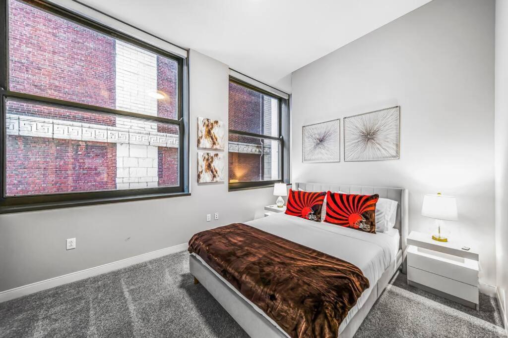 Heart Of Dt With Corner View And With Free Pool & Steam 307 Apartamento Cleveland Exterior foto